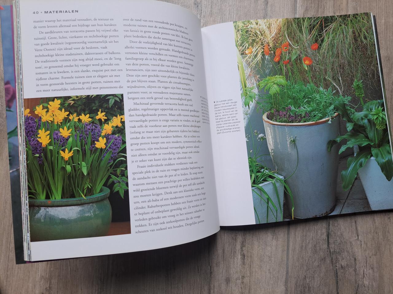 Opgepot en aangekleed/ Tuinieren in potten en bakken