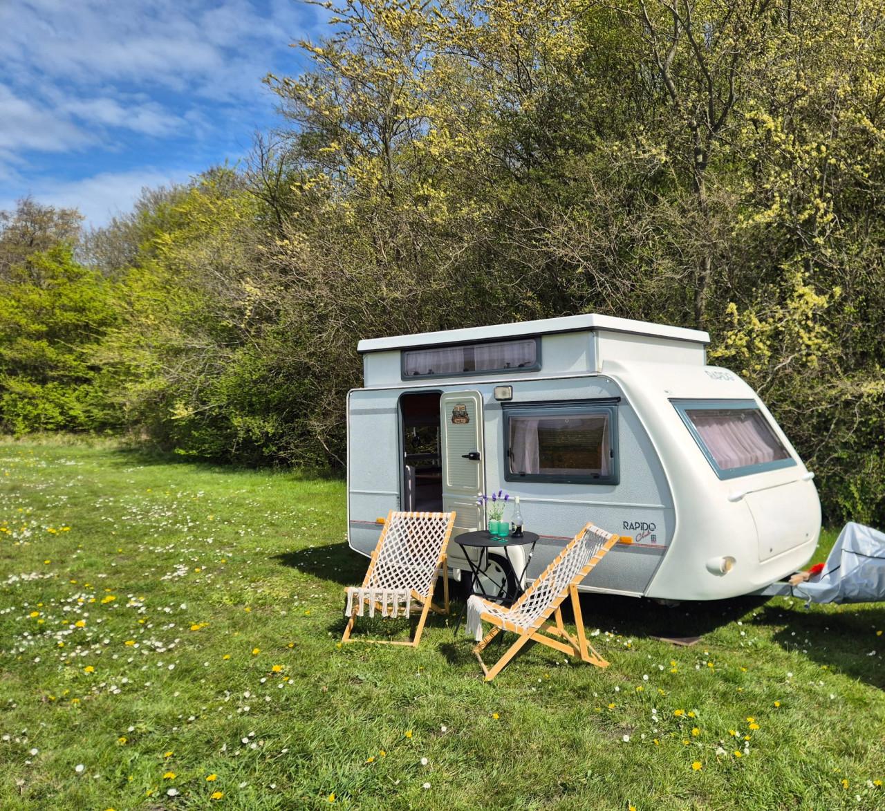 Te koop: Mooie Rapido Club 32 lichtgewicht hefdak caravan!