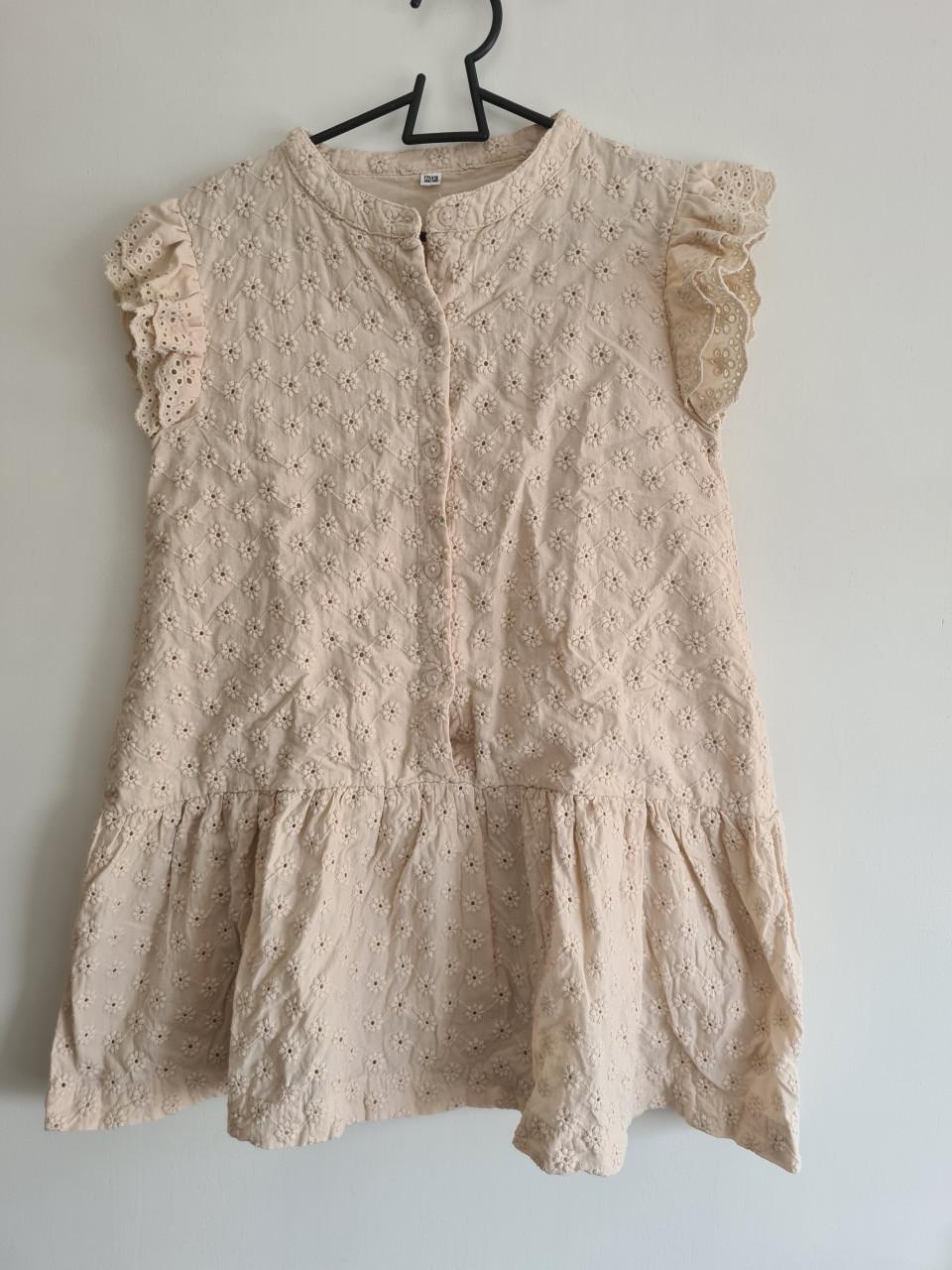 Heel leuk ecru , beige jurkje met roezels van Zeeman Maat 122-128