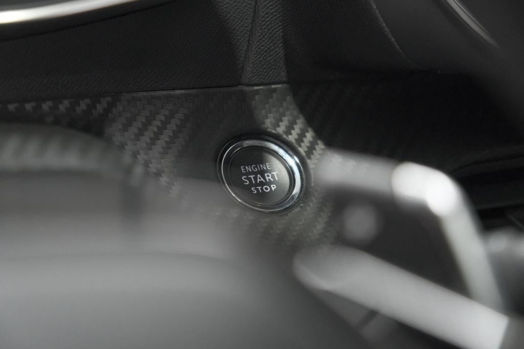 Peugeot 208 puretech 100 eat8 allure pack | keyless | camera | navigatie | 