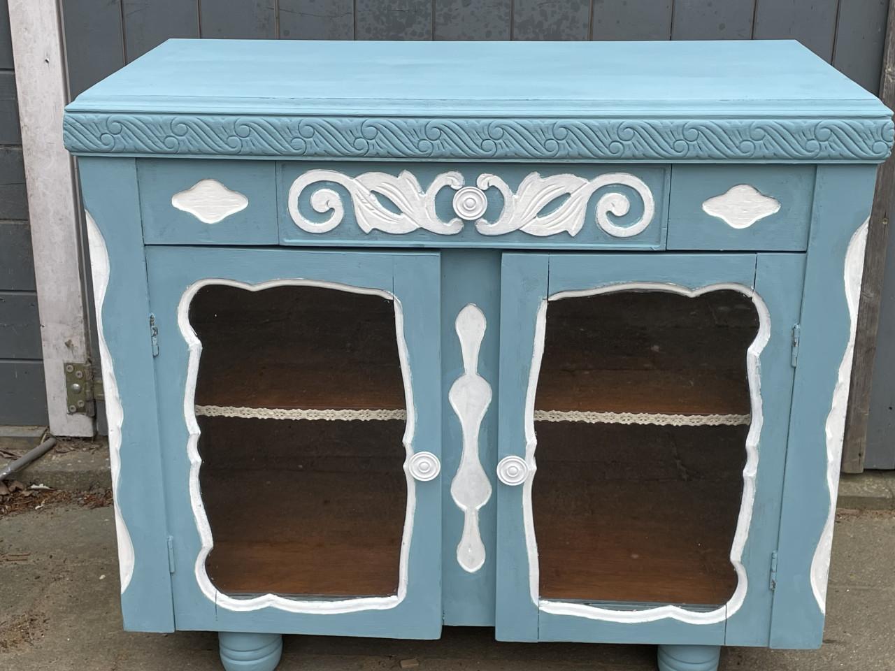 Unieke  brocante vitrine / dressoirkastje