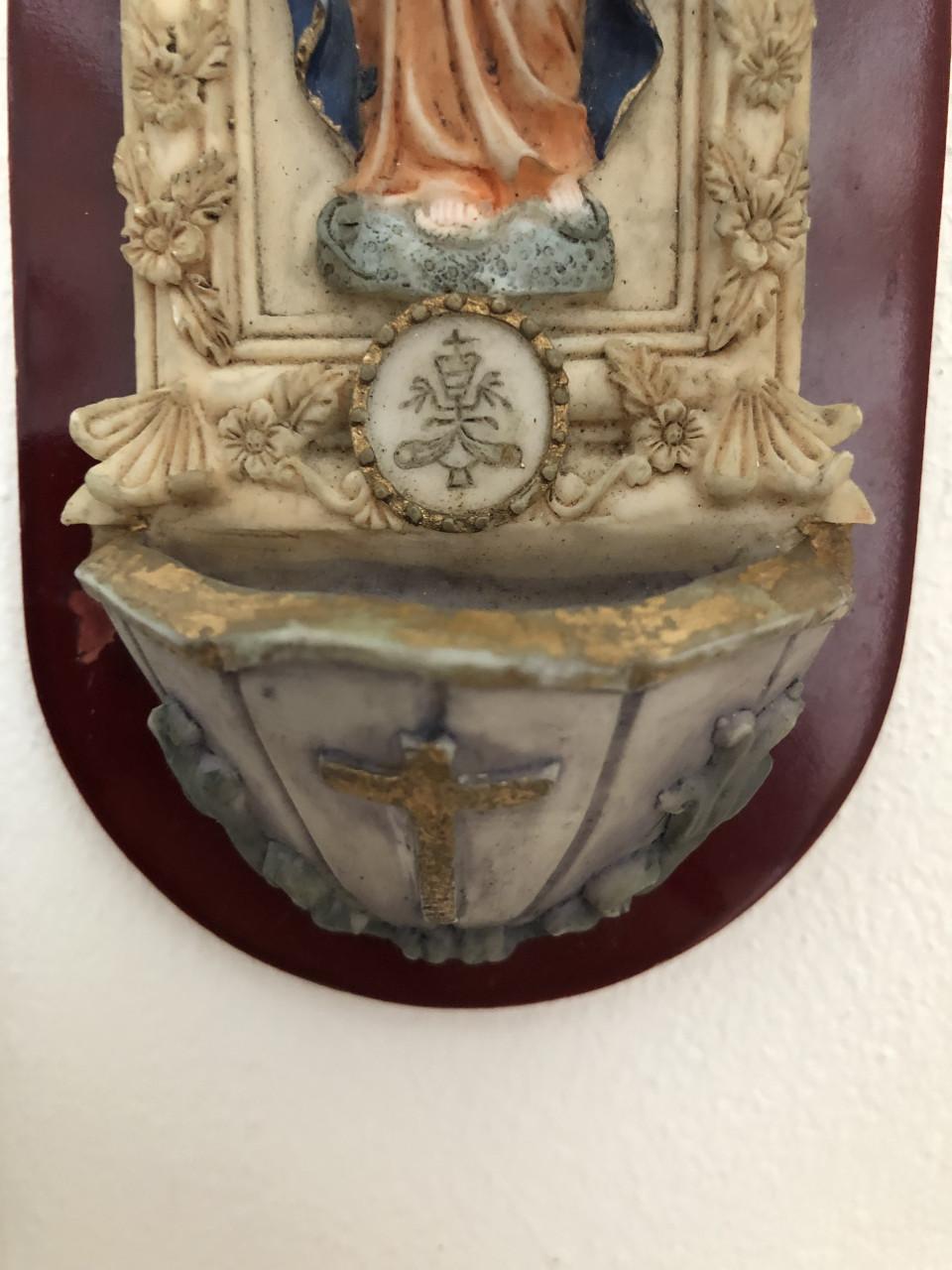 Zeer mooi gedetailleerd brocante heilig wijwaterbakje met Maria