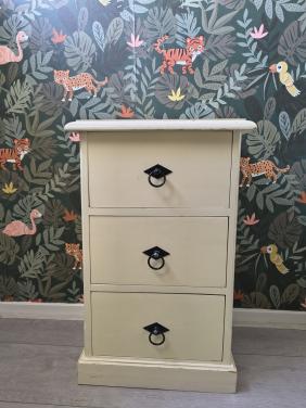 Prachtige crème kleurige houten ladekast, kastje nachtkastje.