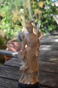 Ivorine figuur van een Chinese / Japanse dame. Met reiger.