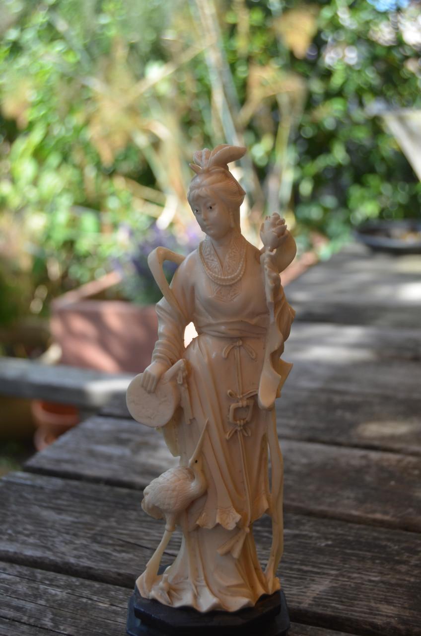 Ivorine figuur van een Chinese / Japanse dame. Met reiger.