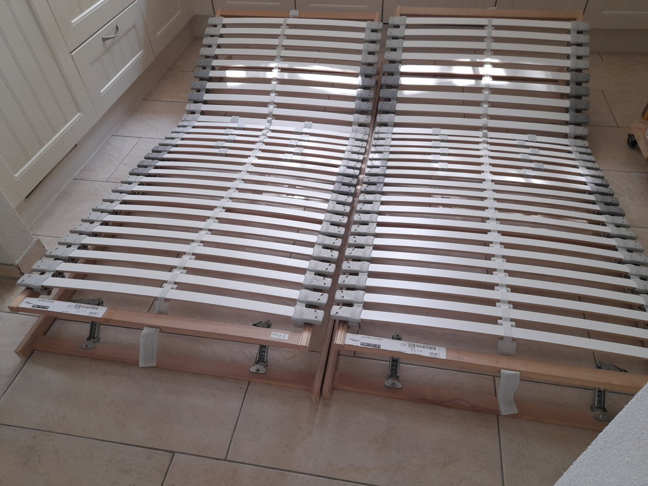 2 x Verstelbare lattenbodem 90 x 200 ( in goede nette staat)