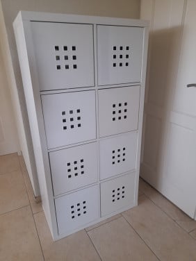 Houten vakkenkast met 8 kunstof bakken 39 x 76 x 147H ( in goede staat )
