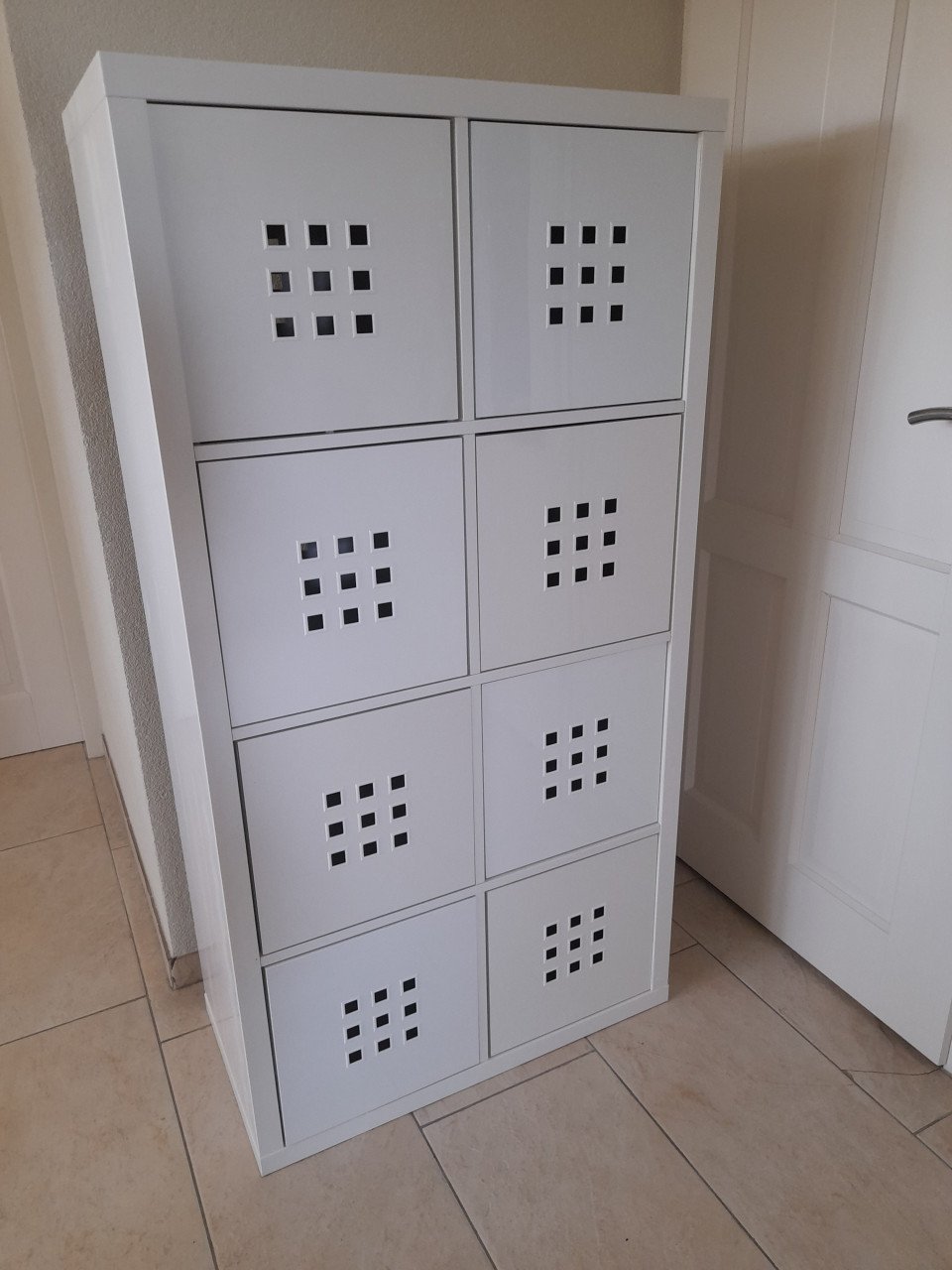 Houten vakkenkast met 8 kunstof bakken 39 x 76 x 147H ( in goede staat )