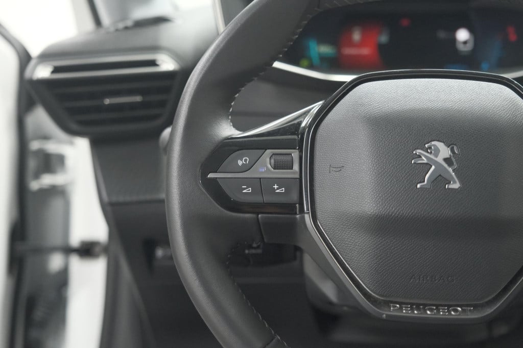Peugeot 208 puretech 100 eat8 allure pack | camera | apple carplay | parkee