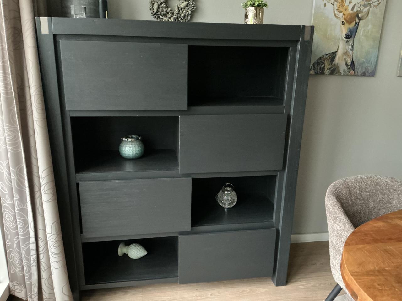 Antracietkleurige kast
