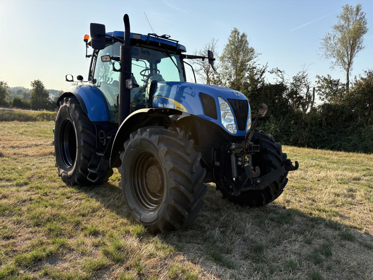 New Holland T7040
