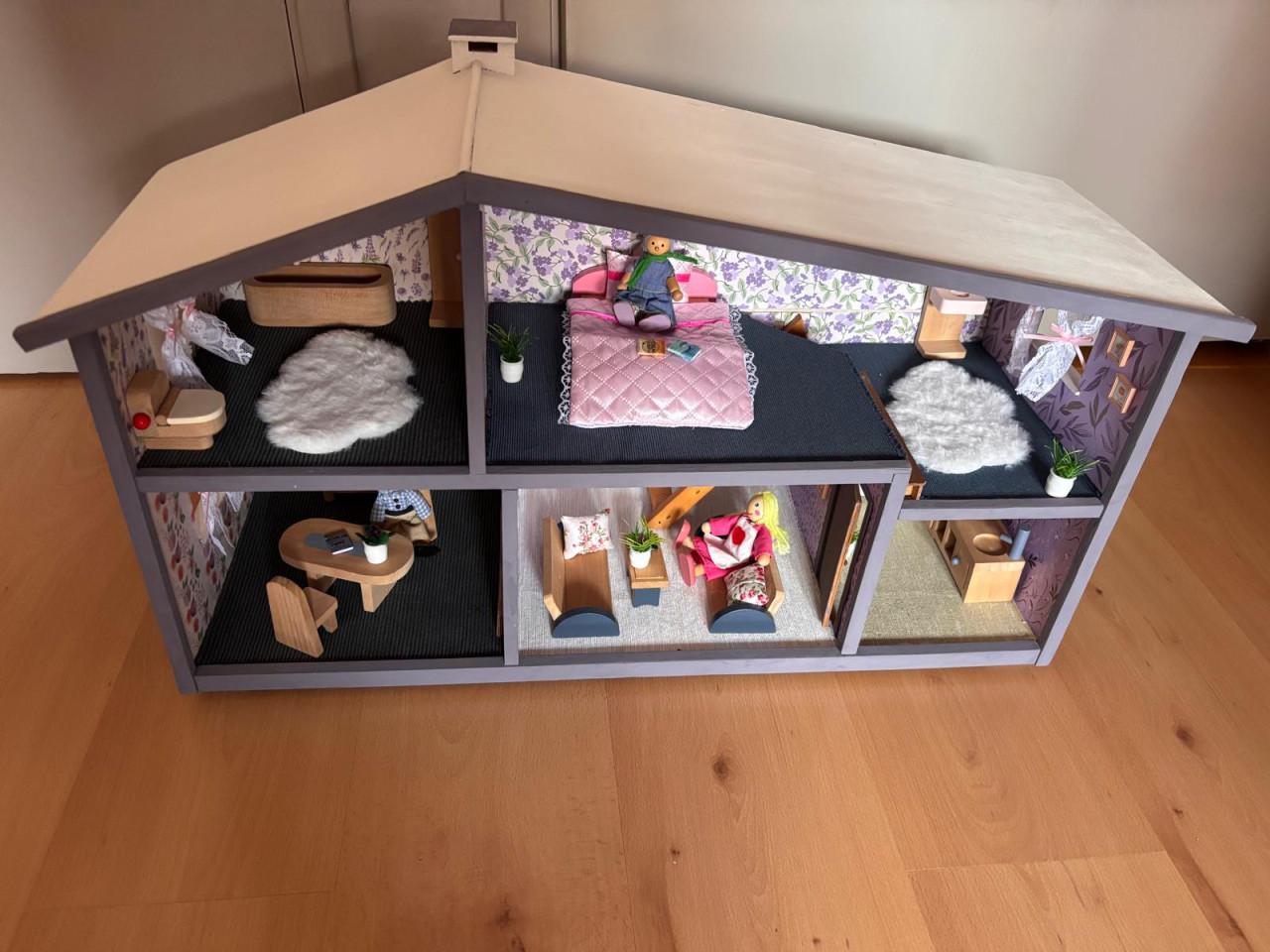 Middelgroot poppenhuis met meubels en poppen