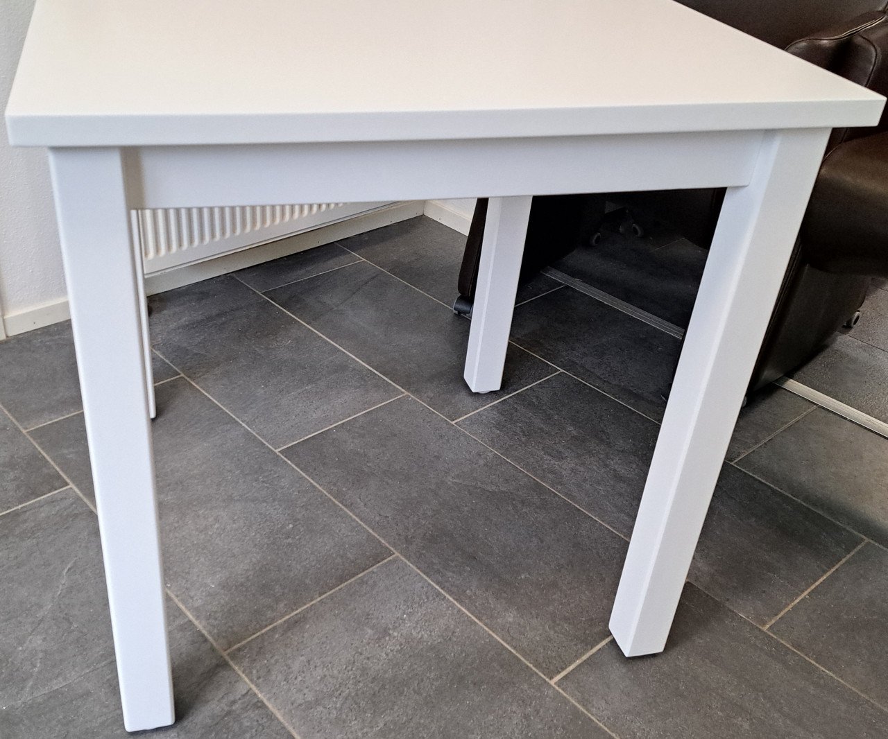 Mooie tafel & 4 bruine lederen stoelen