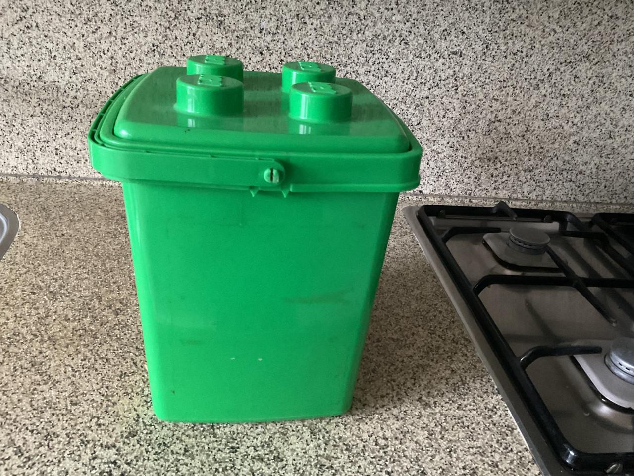 4 lege Duplo emmers en shovel, vliegtuigje en poppetjes.