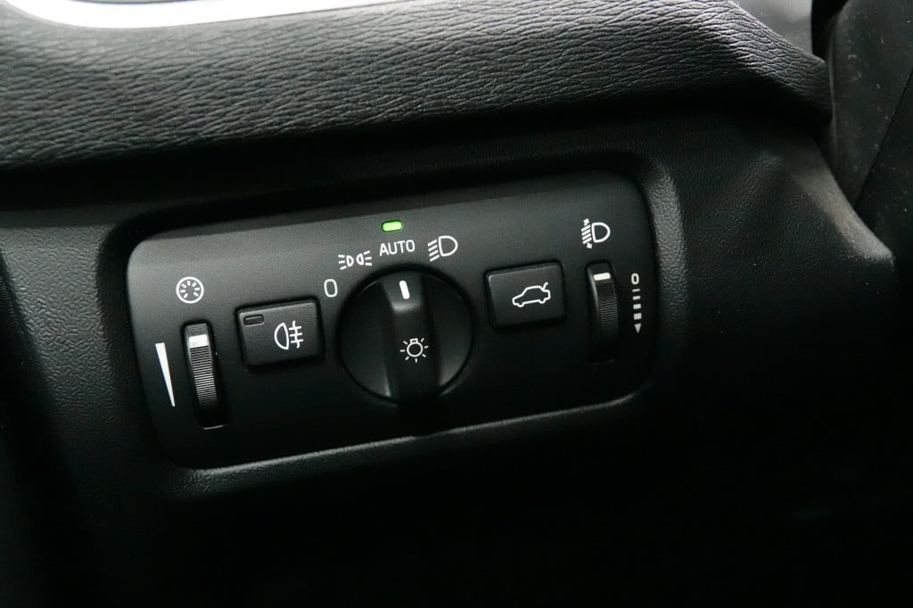 Volvo V40 2.0 t3 momentum | cruise | pdc | leder |