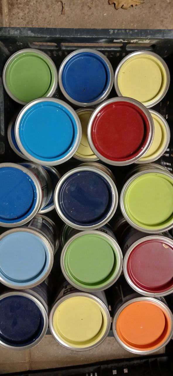 26 blikken verf allerlei kleuren