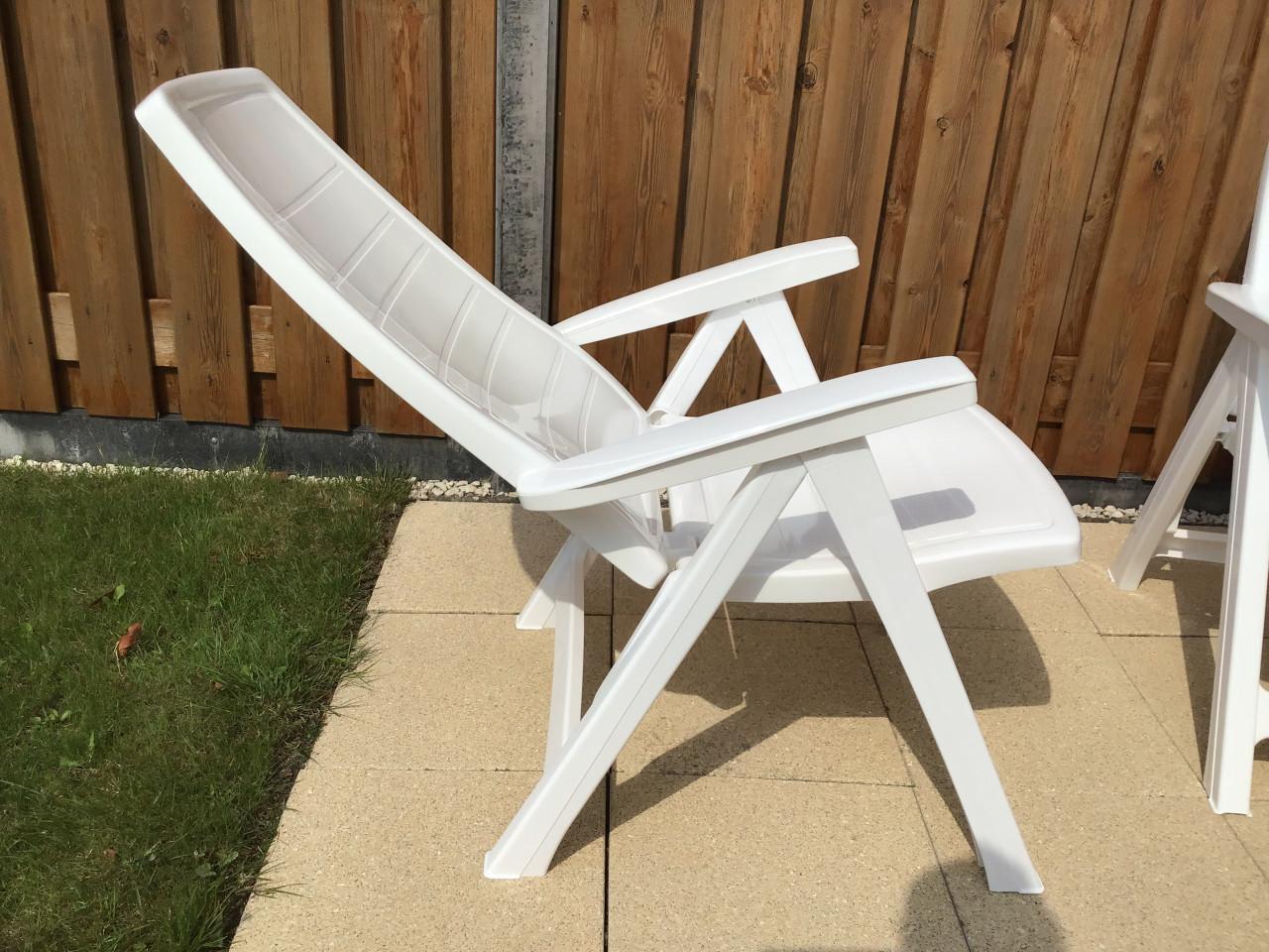 4 Kunststof tuinstoelen met kussens + tafeltje