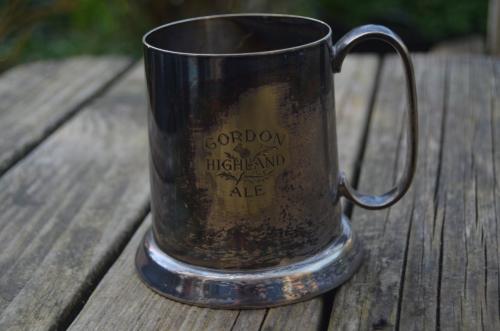 Gordon Highland Ale + nog 1 tinnen bierpullen glazen bodem