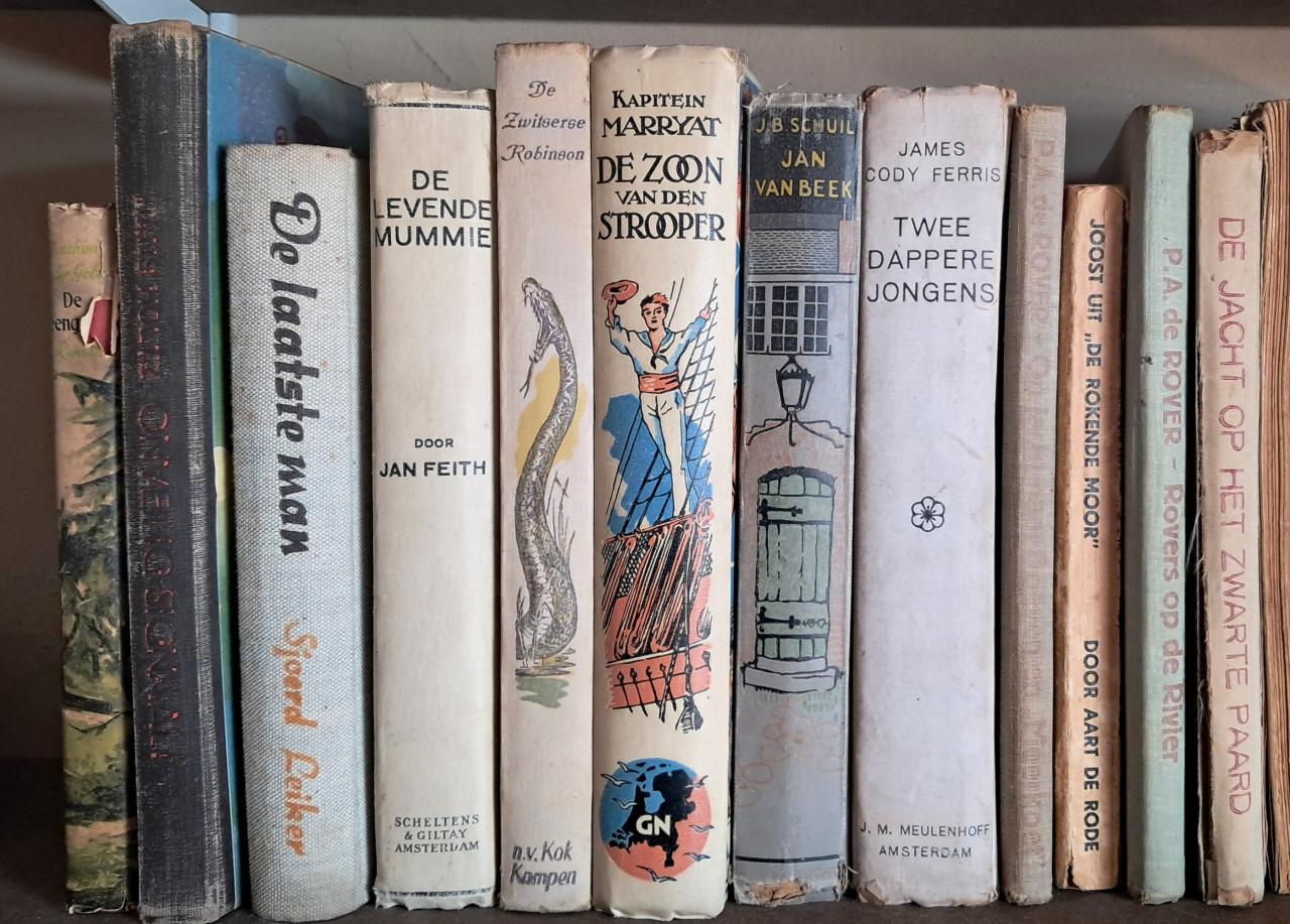 Boekenset 1: oude jeugdboeken met mooie voorkanten.