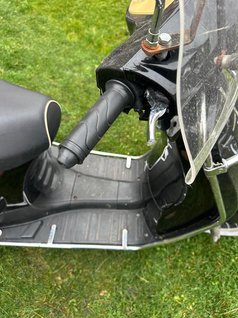 Zwarte scooter Berini Napoli 2- incl. valbeugels en windscherm