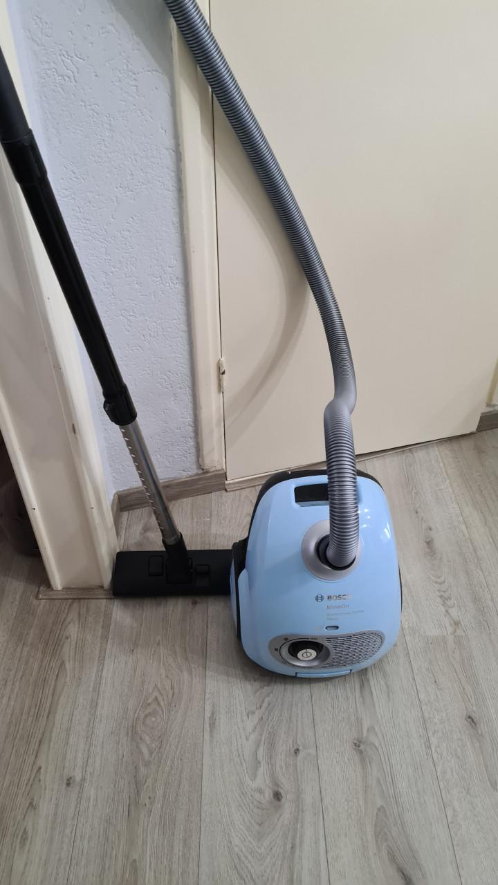 Stofzuiger merk BOSCH-220V-600W in zeer goed staat-compleet