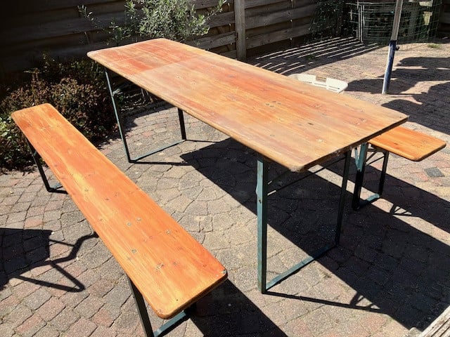 Biertafel met banken