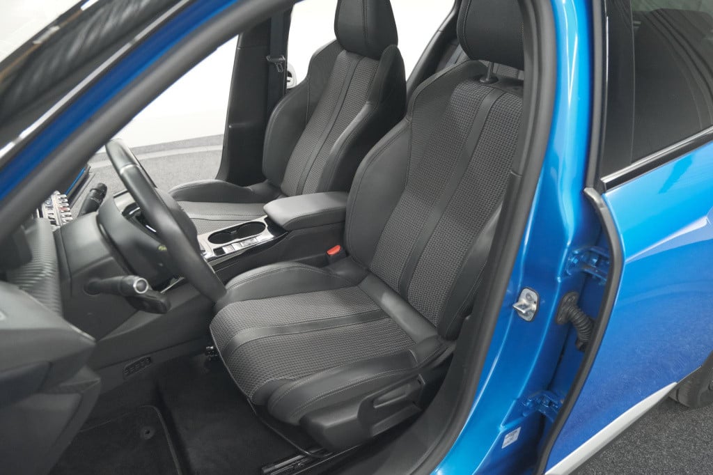 Peugeot E-2008 ev gt 50 kwh | 3 fase | trekhaak | panoramadak | adaptieve c