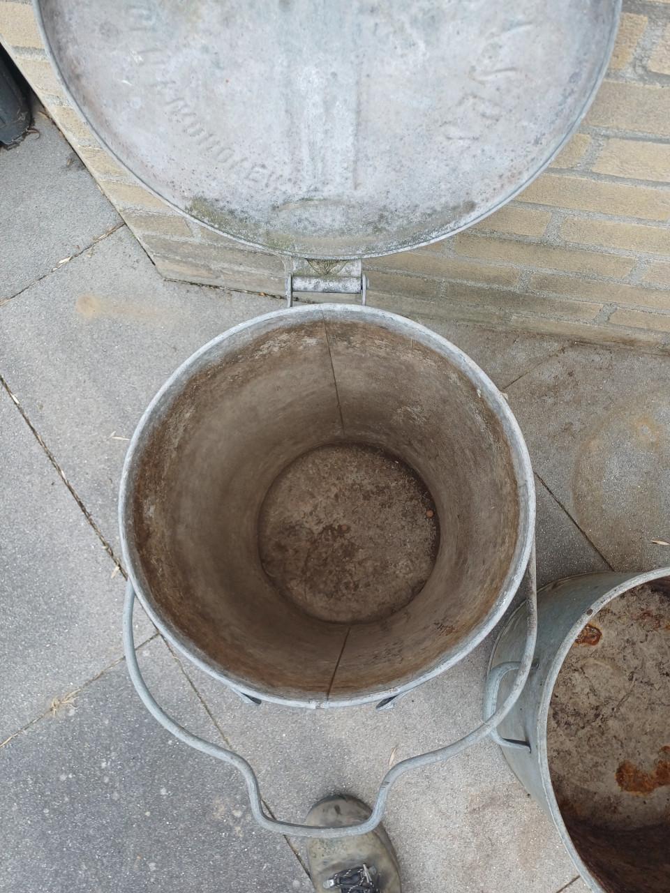 Zinken teil, vuilnisemmer en zinken pot