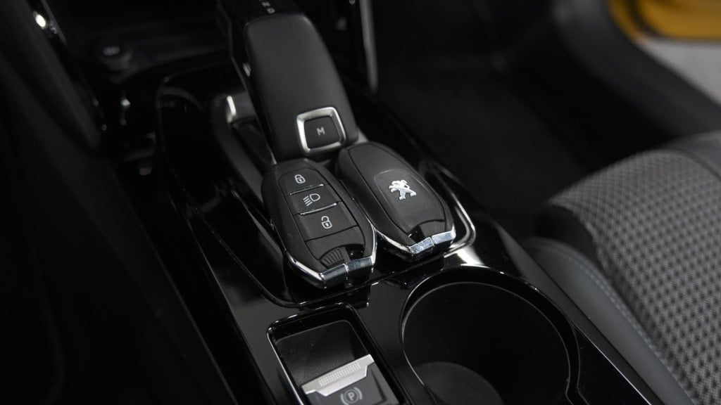 Peugeot 208 puretech 100 eat8 gt-line | trekhaak | adaptieve cruise control