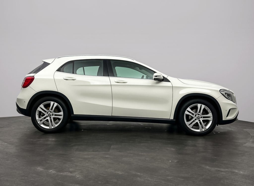 Mercedes-Benz Gla-klasse 180 ambition | panoramadak | navigatie | verwamde 