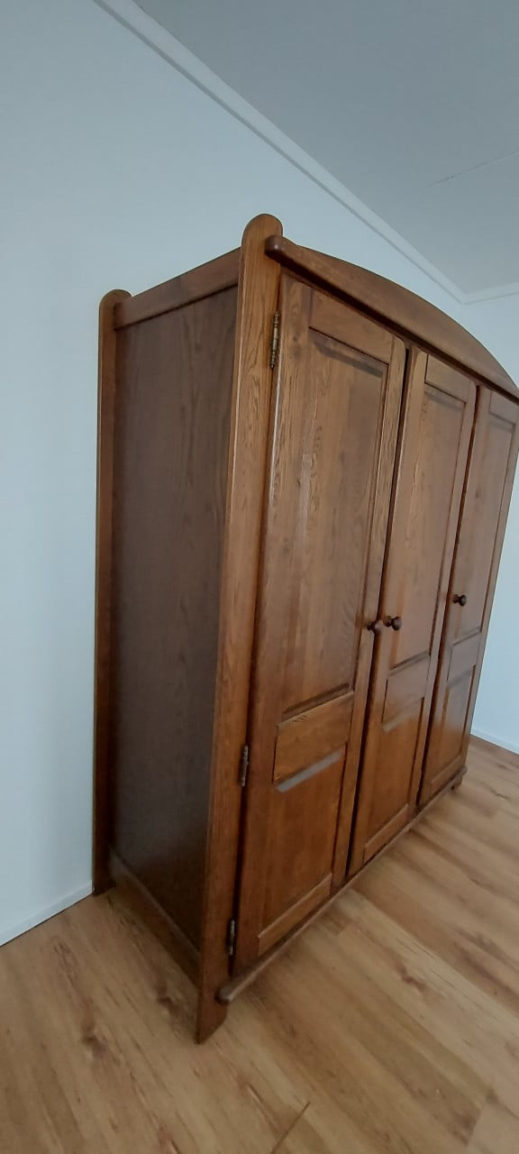 Donker eiken kledingkast