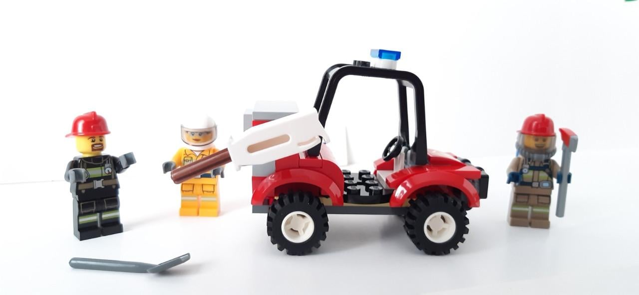 LEGO City 60217: Blusvliegtuig met auto en bomen