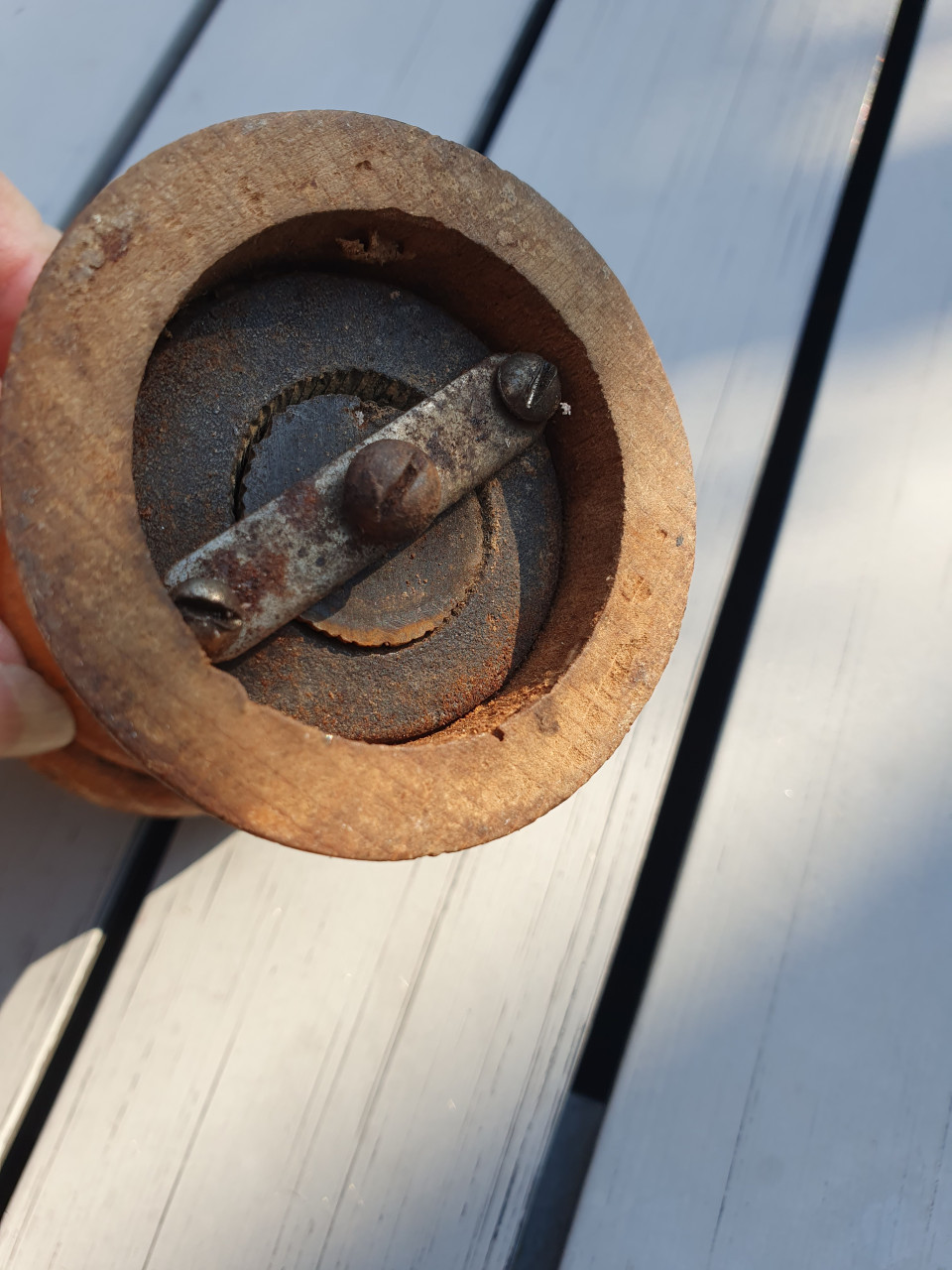 Leuke handmatige antieke kleine houten pepermolen....