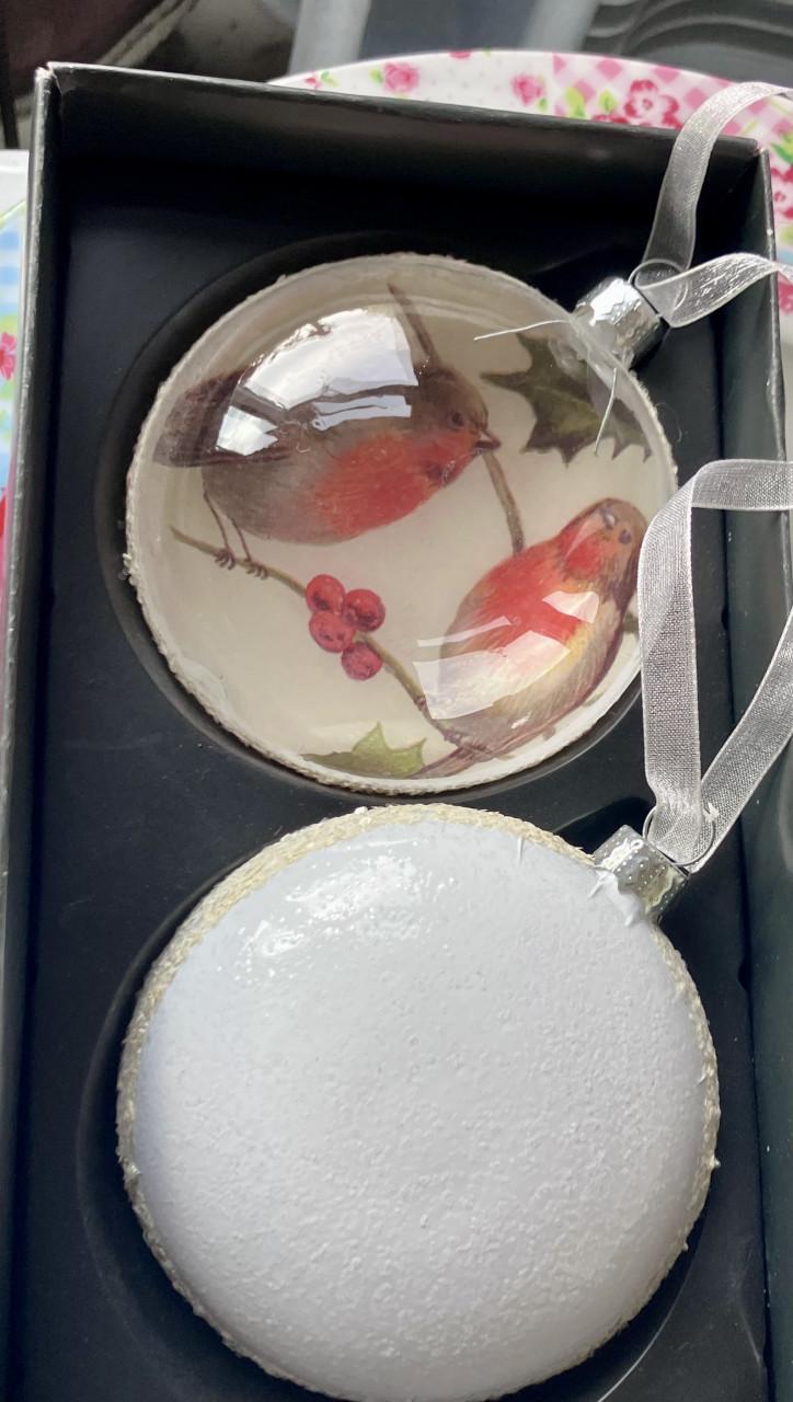 Glazen kerstballen, Roodborst