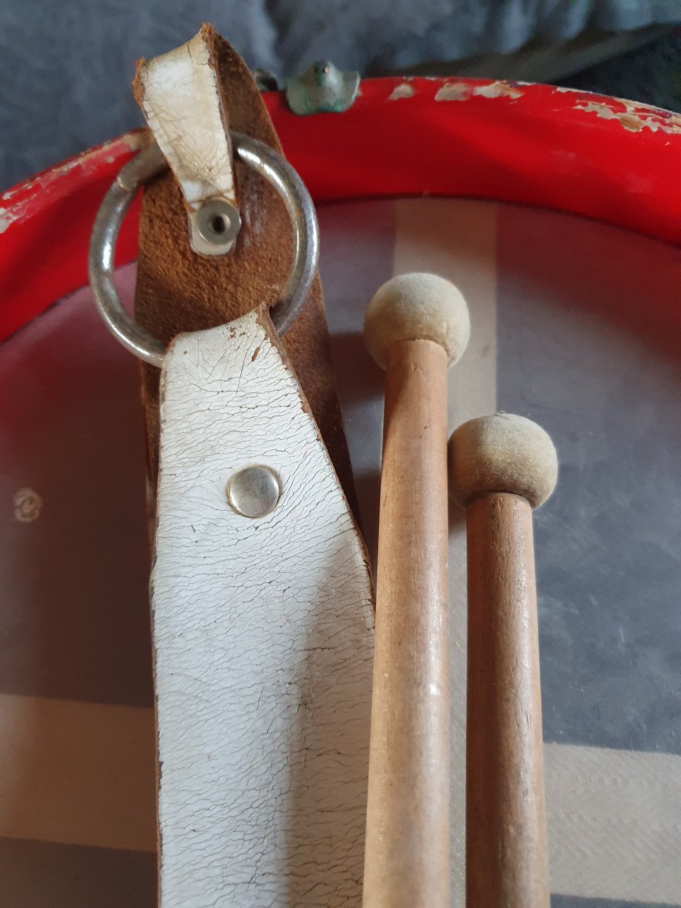 Prachtige grote antieke marching band drum, incl drumsticks en leren riem..