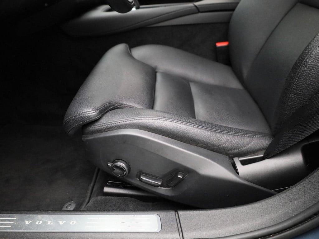 Volvo V90 2.0 b4 momentum business | automaat | navigatie | leder | apple c