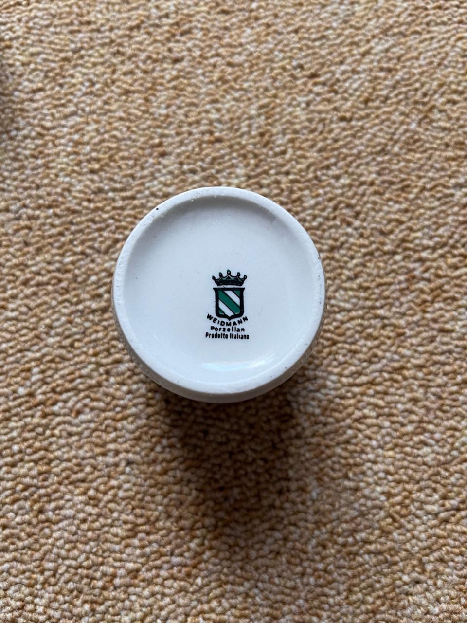 Porseleinen espresso/koffiekopjes met tinnen houders en schotels