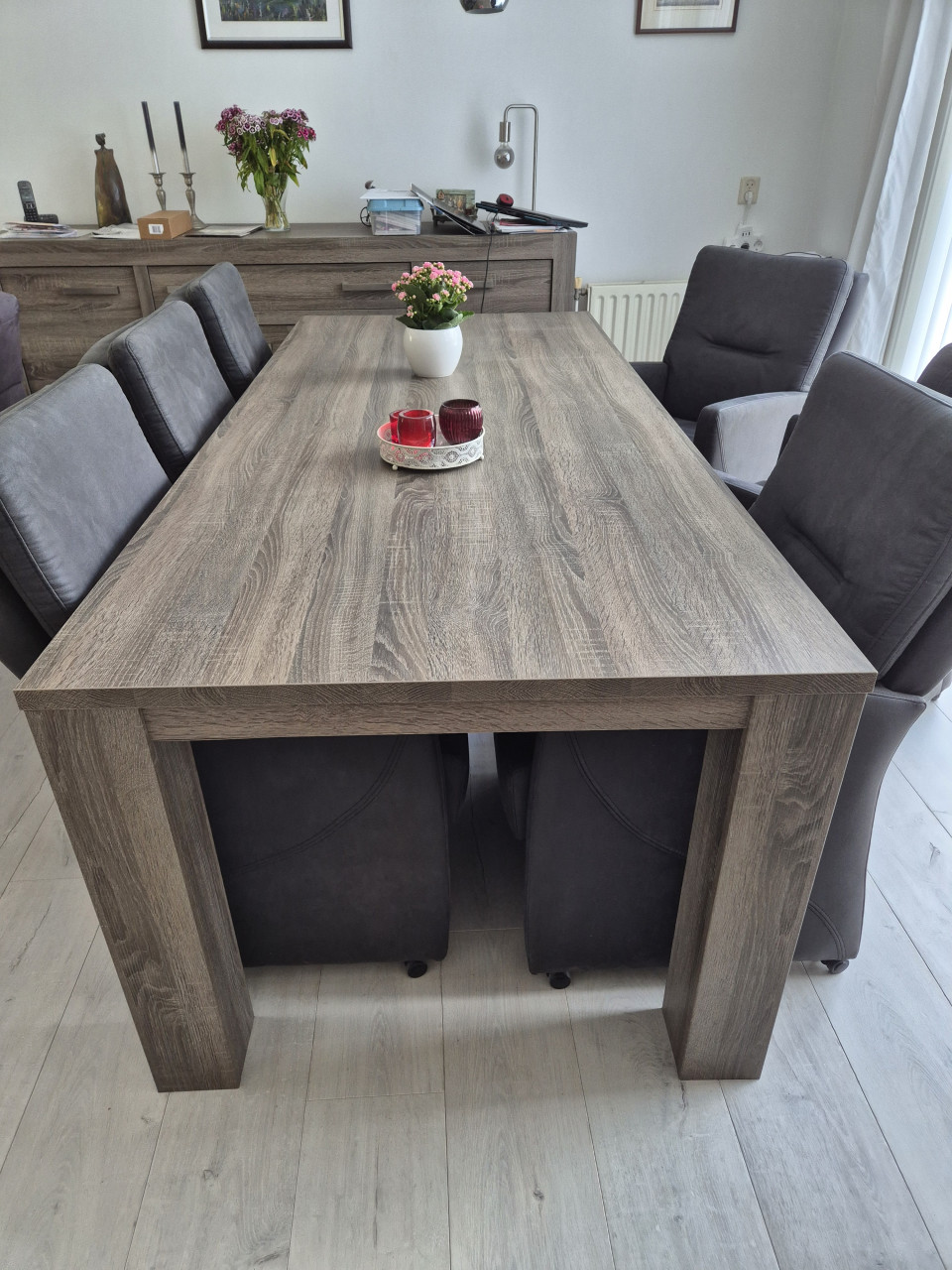 Grote eettafel met stoelen