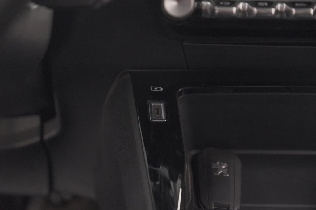 Peugeot 208 puretech 100 eat8 active | trekhaak | parkeersensoren | navigat