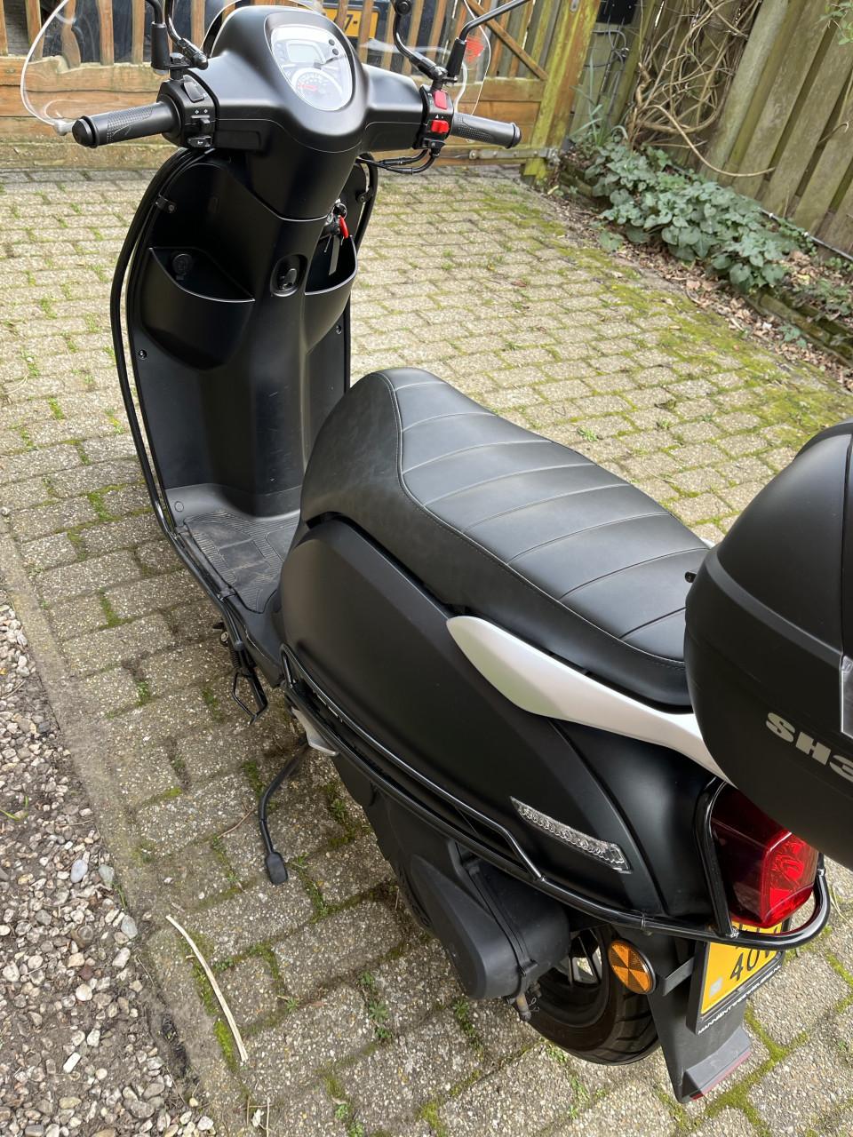 Scooter Kymco 4 takt (geel kenteken) Bijna nieuw. Veel opties.