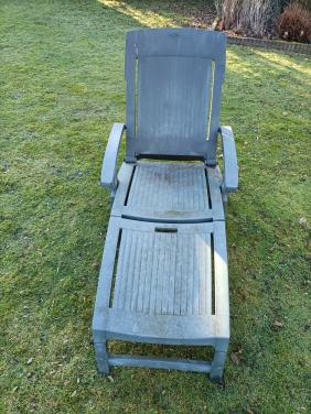 2 hard plastic tuin ligbedden, groen. Inklapbaar en 2 wieltjes