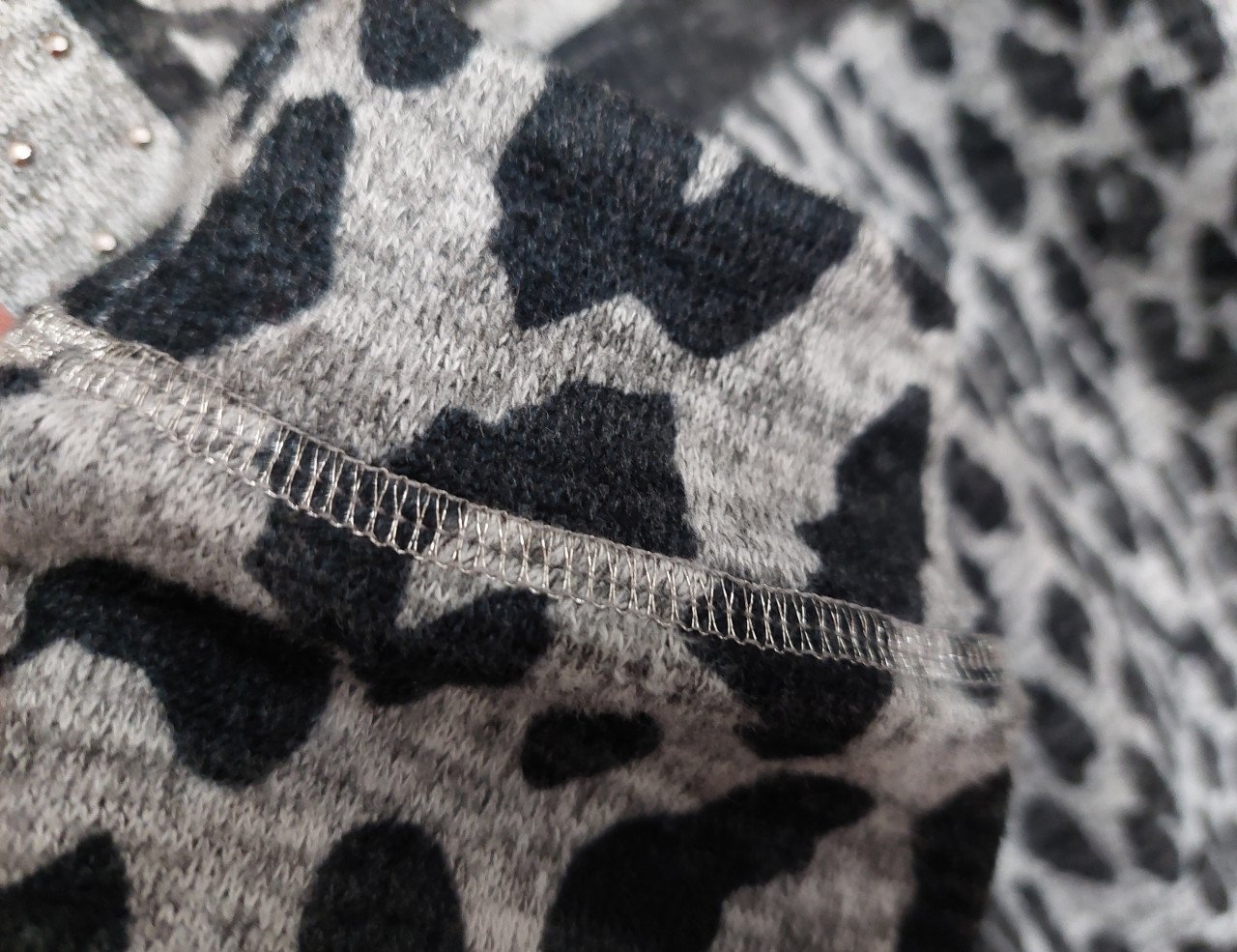 2 damestruien mt M panter/luipaardprint/ roze& grijs