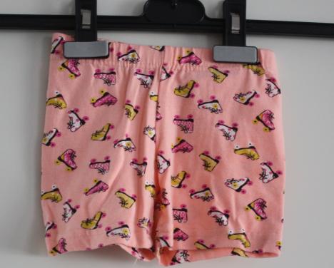 Kort brokje met rolschaatsen print maat 98-104