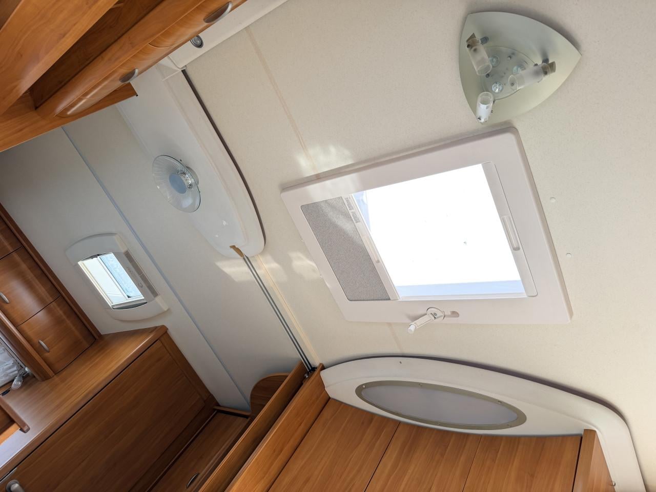Hobby 410 SFE caravan met voortent en mover (zeer compleet!)