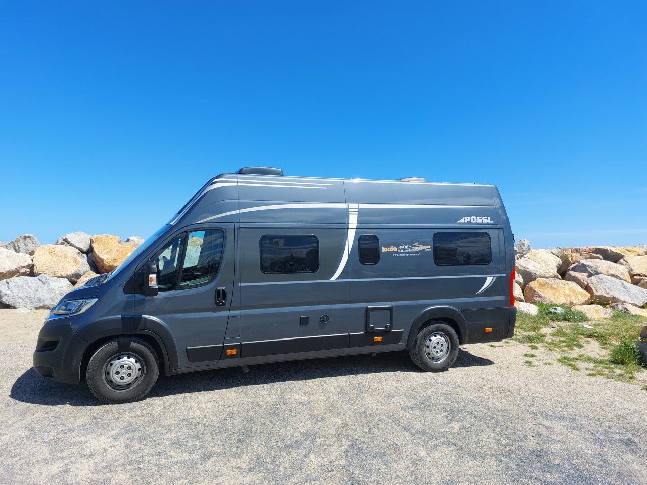 Boek nu onze Bus Camper : stahoogte 2,13 en lengtebedden 2,08 m !!