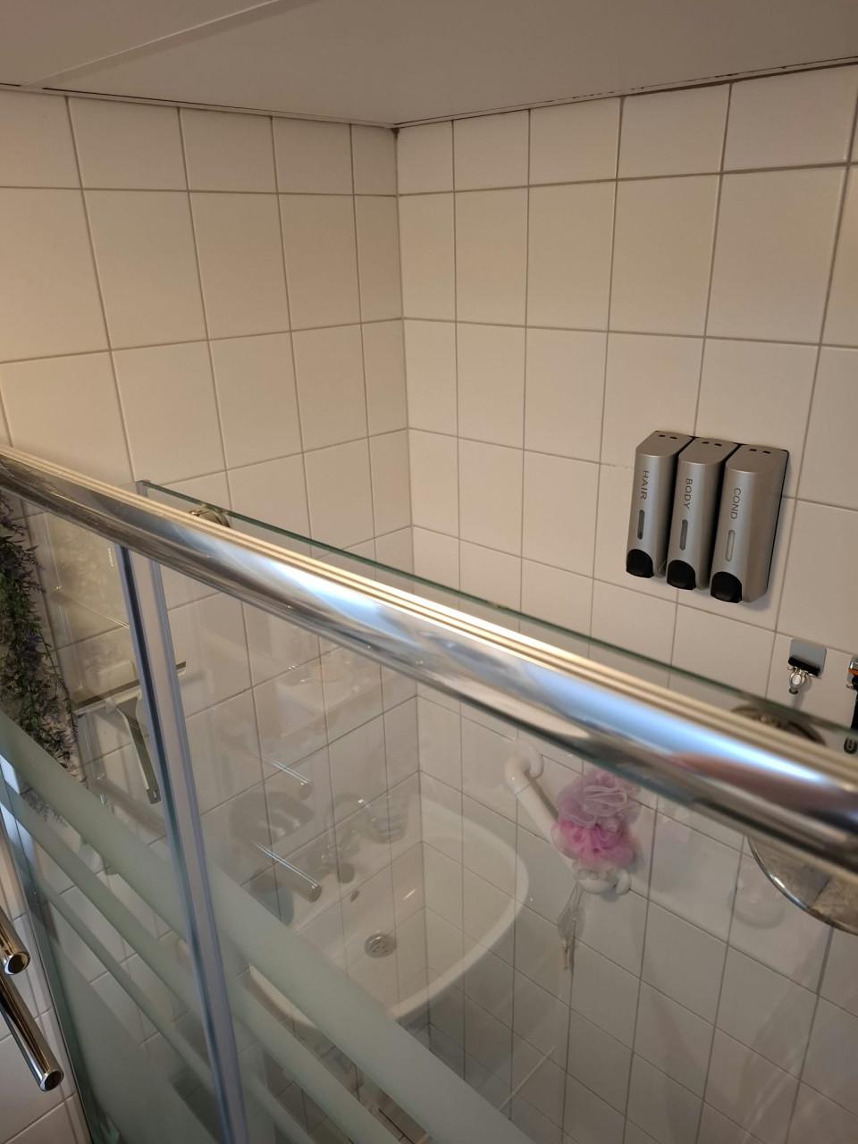 Douche wand met schuifdeur plus handdoek radiator elektrisc