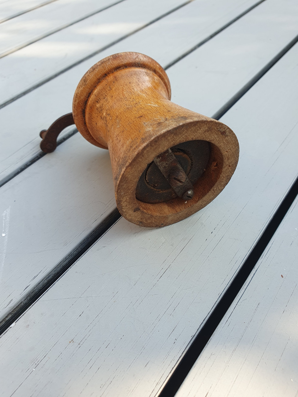 Leuke handmatige antieke kleine houten pepermolen....