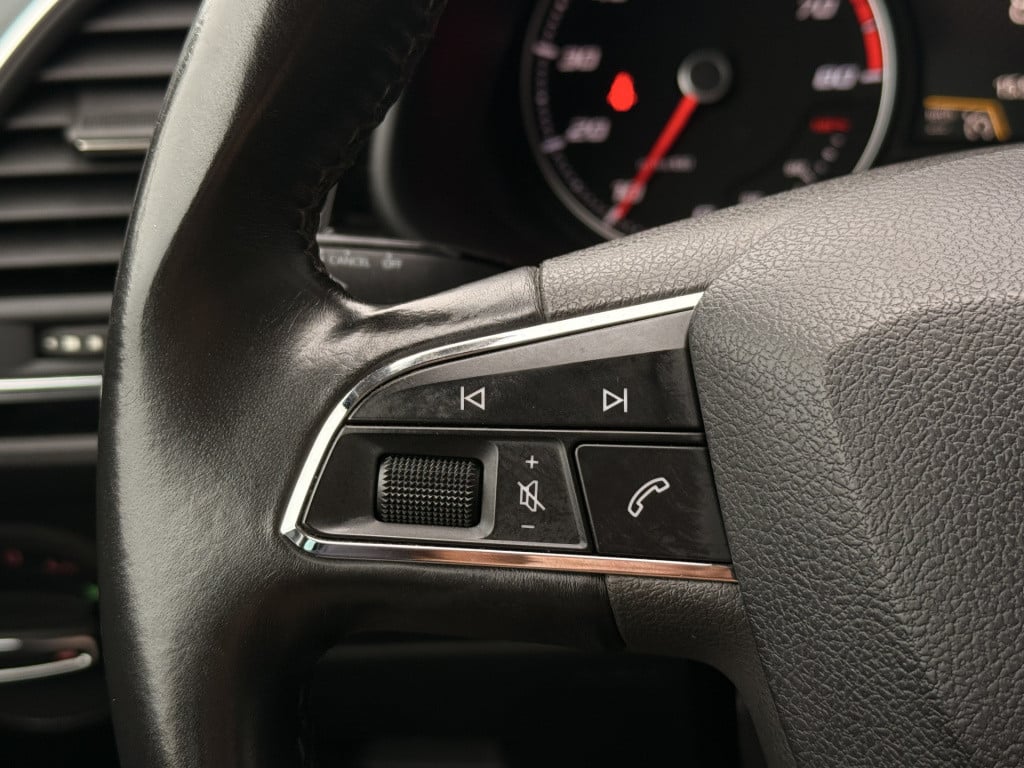 Seat Leon 1.0 ecotsi style connect | pano | camera | apple carplay | trekha