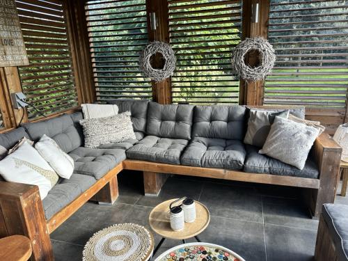 Steigerhouten loungebank + 2 hockers