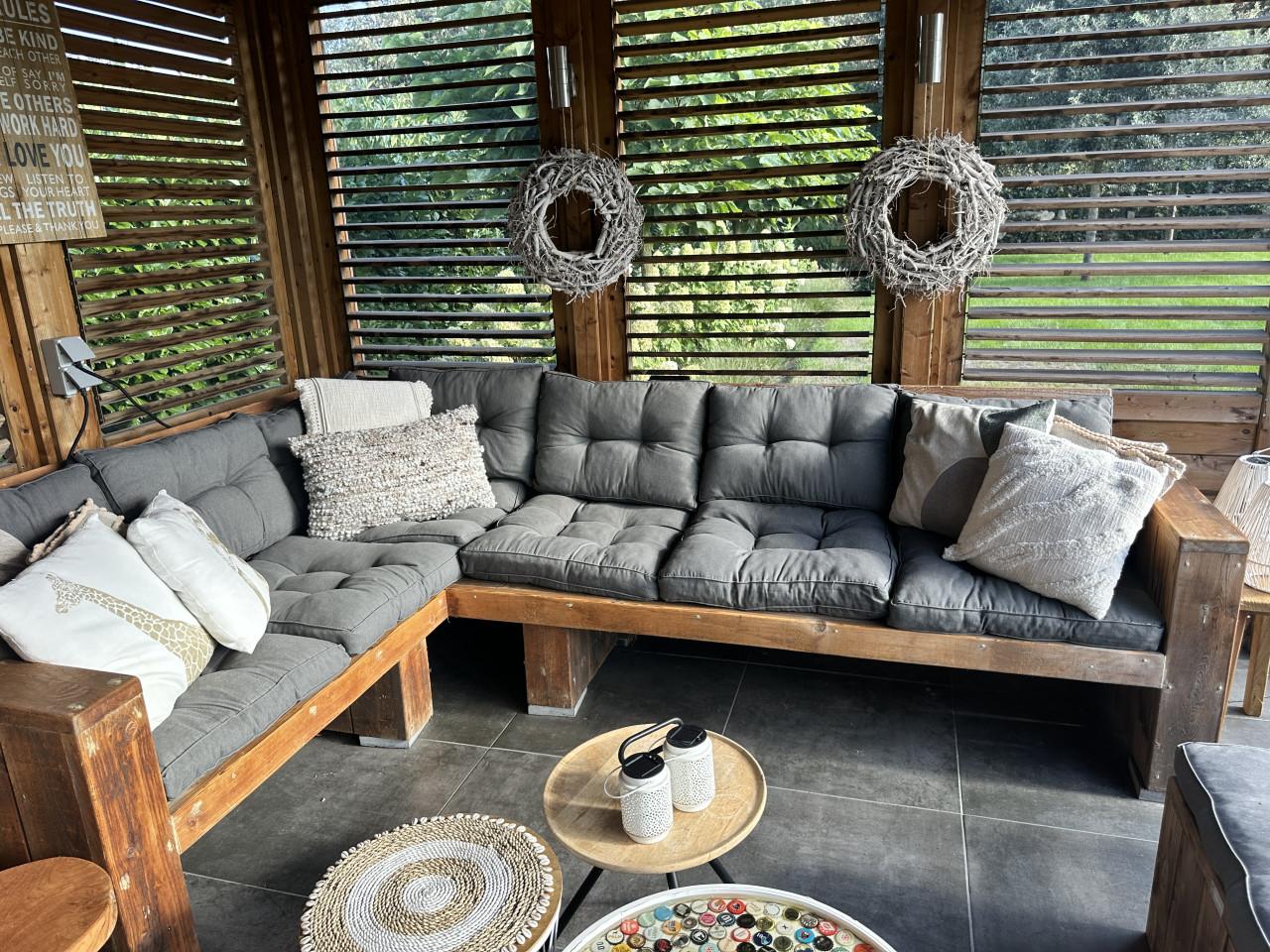 Steigerhouten loungebank + 2 hockers